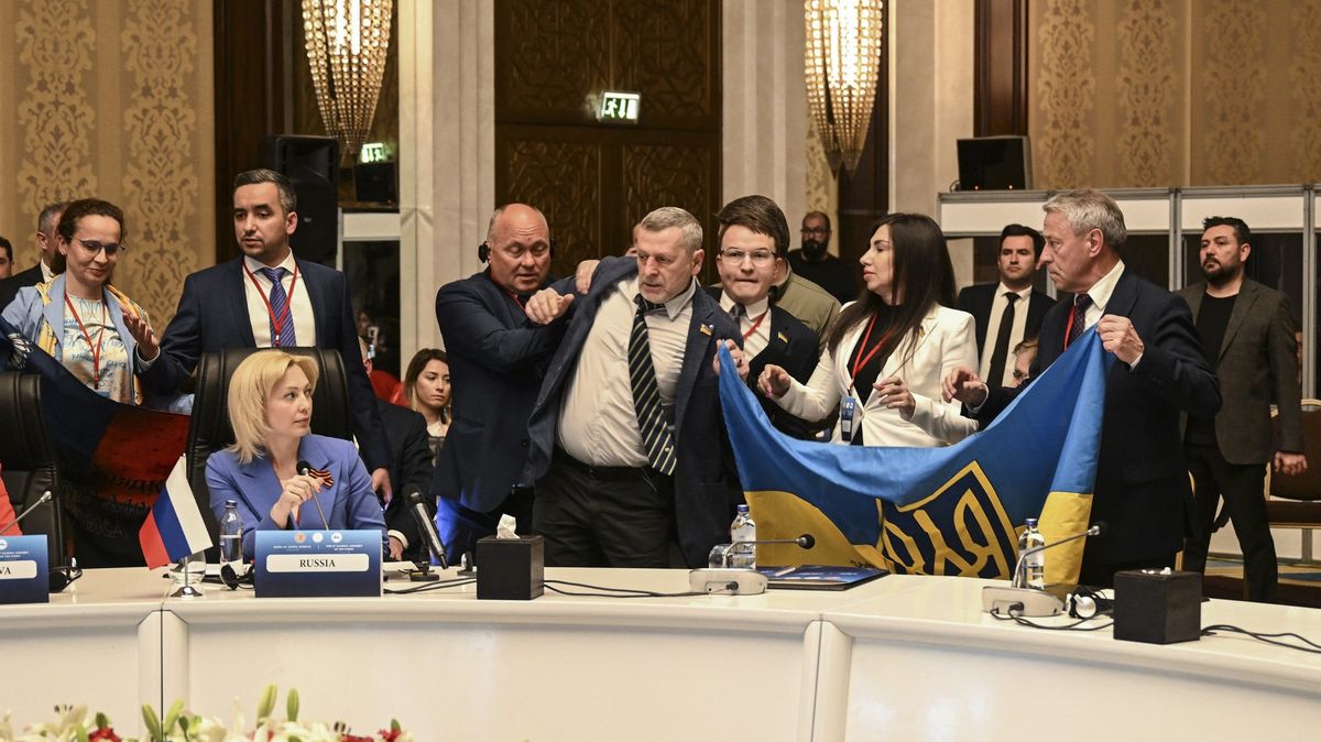 Politici Ruska a Ukrajiny se na jednání porvali o vlajku